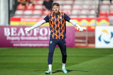 Blackpool 'dan Daniel Grimshaw 10 Ağustos 2024' te İngiltere 'nin Broadfield Stadyumu' nda oynanan Crawley Town - Blackpool maçı öncesinde oynanan hazırlık maçında...