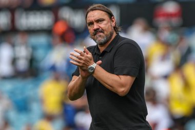 Leeds United 'ın teknik direktörü Daniel Farke, 10 Ağustos 2024' te Leeds Road, İngiltere 'de oynanan Sky Bet Şampiyonası maçından sonra Leeds United ve Portsmouth maçında ev sahibi taraftarları alkışlıyor.