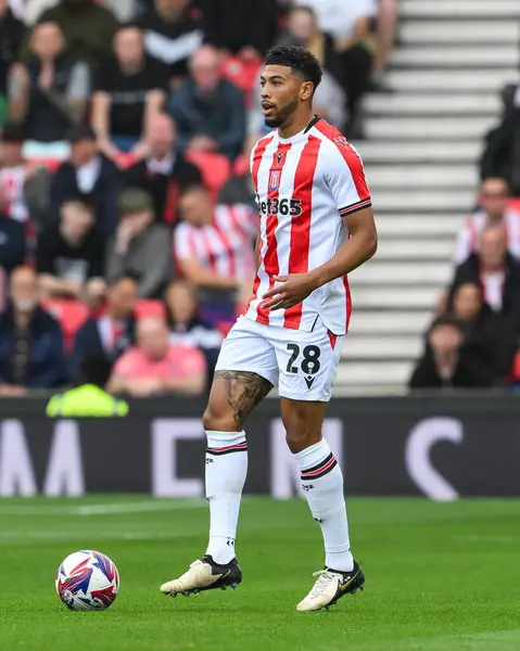 Stoke City 'den Josh Laurent, Stoke City ile Coventry City' nin 10 Ağustos 2024 'te Bet365 Stadyumu' nda oynanan Sky Bet Şampiyonası maçında...