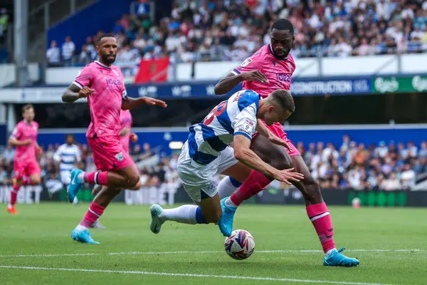 Queens Park Rangers 'dan bir Celar, 10 Ağustos 2024' te Londra 'daki Kiyan Prince Foundation Stadyumu' nda Queens Park Rangers - West Bromwich Albion maçında Batı Bromwich Albion takımından Semi Ajayi tarafından yenildi.