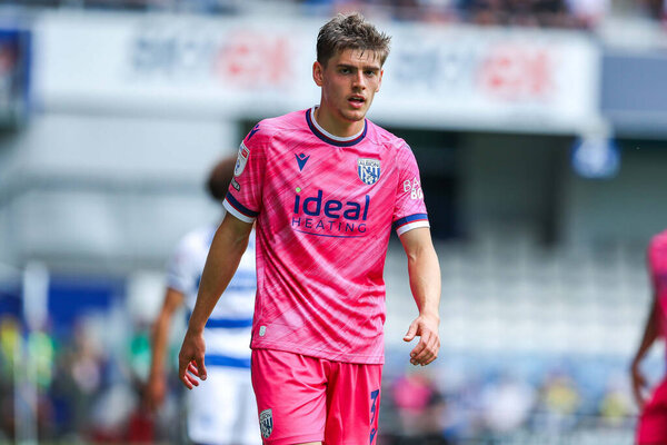 Том Феллоуз из West Bromwich Albion смотрит на матч чемпионата Sky Bet Queens Park Rangers против West Bromwich Albion на стадионе Kiyan Prince Foundation, Лондон, Великобритания, 10 августа 2024 года