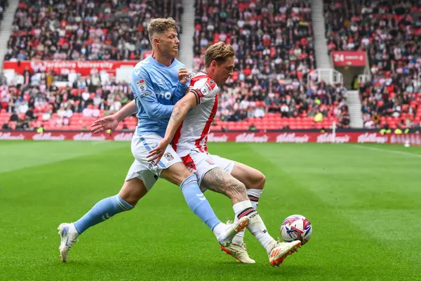 Stoke City 'den Wouter Burger ve Coventry City' den Victor Torp, Stoke City ile Coventry City arasındaki 10 Ağustos 2024 'te oynanan Bet365 Stadyumu' nda oynanan Sky Bet Şampiyonası maçında top için mücadele ediyorlar.