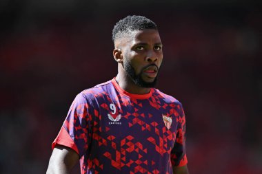 Sevilla 'dan Kelechi Iheanacho, Anfield, Liverpool' da Liverpool 'a karşı oynanan sezon öncesi dostluk maçı öncesinde ısınıyor.