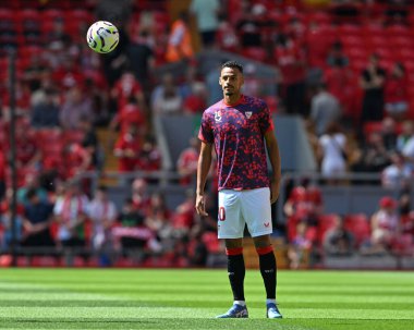 Sevilla Djibril Sow, Liverpool 'un Sevilla' ya karşı oynadığı 11 Ağustos 2024 Anfield, Liverpool 'da sezon öncesi dostluk maçı öncesinde ısınıyor.