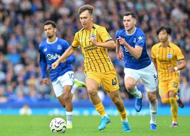 Brighton & Hove Albion takımından Jack Hinshelwood, 17 Ağustos 2024 'te Goodison Park, Liverpool, İngiltere' de oynanan Premier League maçında Everton ve Hove Albion maçında topu ileri atıyor.