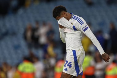 Leeds United 'dan kederli bir Georginio Rutter Carabao Kupası maçında Leeds United' ın Middlesbrough 'a karşı oynadığı Elland Road, Leeds, İngiltere' de 14 Ağustos 2024 'teki maçtan sonra yüzünü sildi.