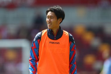Crystal Palace 'dan Daichi Kamada Premier Lig karşılaşması öncesinde Londra, İngiltere' deki Gtech Community Stadyumu 'nda Brentford ve Crystal Palace maçında ısınırken gülümsüyor.
