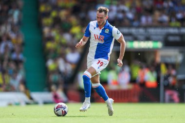 Blackburn Rovers takımından Ryan Hedges, 17 Ağustos 2024 'te Norwich City' nin Carrow Road, Norwich 'te Blackburn Rovers' a karşı oynadığı Sky Bet Şampiyonası maçında topla koşuyor.