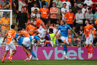 Blackpool 'dan Elkan Baggott, 17 Ağustos 2024' te Bloomfield Road, Blackpool 'da oynanan Blackpool-Stockport maçında topu açık farkla önde götürüyor.
