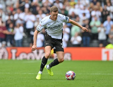 Derby County FC takımından Callum ELDER 17 Ağustos 2024 tarihinde İngiltere 'nin Derby Park Stadyumu' nda oynanan Derby County - Middlesbrough maçında topla saldırıyor.