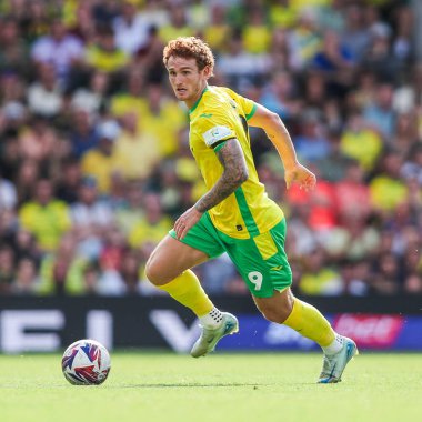Norwich City 'den Josh Sargent topu 17 Ağustos 2024' te Norwich City 'nin Carrow Road, Norwich Rovers' a karşı oynadığı Sky Bet Şampiyonası maçında aldı.