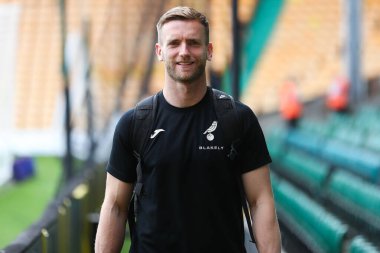 Norwich City 'den George Long, 17 Ağustos 2024' te İngiltere 'nin Norwich City-Blackburn Rovers maçından önce Carrow Road' a vardı.