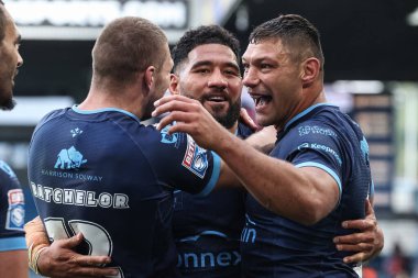 Hull KR 'dan Kelepi Tanginoa, Hull KR' dan James Batchelor ve Hull KR 'dan Ryan Hall of Hull KR ile 18 Ağustos 2024' te Elland Road, Leeds, İngiltere 'de oynanan Magic Weekend maçında Katalans Dragons vs Hull KR maçını kutluyor.