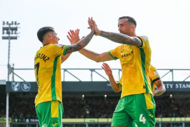 Norwich City 'den Borja Sainz ve Shane Duffy, takımın 17 Ağustos 2024' te Carrow Road, Norwich, İngiltere 'de oynanan Norwich City - Blackburn Rovers maçında attığı ikinci golü kutluyor.