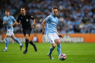 Coventry City 'den Jack Rudoni, Stoke City ile Coventry City arasındaki 10 Ağustos 2024' te Bet365 Stadyumu 'nda oynanan Sky Bet Şampiyonası maçında iş başında.