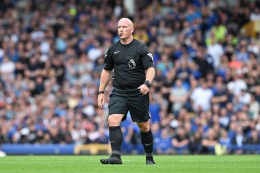 Hakem Simon Hooper Premier Lig maçı sırasında Everton, Brighton ve Hove Albion 'a karşı Goodison Park, Liverpool, İngiltere, 17 Ağustos 2024