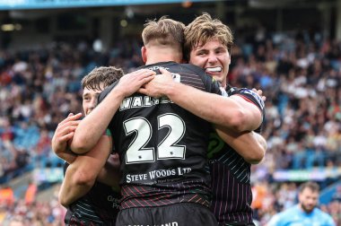 Wigan Warriors 'dan Sam Walters Magic Weekend maçında takım arkadaşlarıyla Elland Road, Leeds, İngiltere' de 17 Ağustos 2024 'te Wigan Warriors' a karşı St. Helens maçını kutluyor.