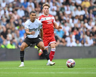 Derby County FC 'den Kayden JACKSON topu Middlesbrough takımından Aidan Morris' le birlikte 17 Ağustos 2024 'te İngiltere' nin Pride Park Stadyumu 'nda oynanan Gökyüzü İddia Şampiyonası maçında koşuyor.