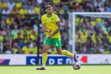 Norwich City 'den Shane Duffy, 17 Ağustos 2024' te Norwich City 'nin Carrow Road, Norwich' te Blackburn Rovers 'a karşı oynadığı Sky Bet Şampiyonası maçında topla koşuyor.