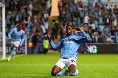 Coventry City 'den Hacı Wright, Coventry Building Society Arena, Coventry, İngiltere' de oynanan Coventry City-Oxford United maçında 3-2 kazanma hedefini kutluyor.