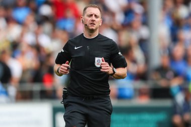 Hakem Simon Mather Gökyüzü İddia Ligi 1 maçında Blackpool-Stockport County maçı, Bloomfield Road, Blackpool, İngiltere, 17 Ağustos 2024