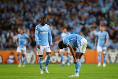 Coventry City 'den Ellis Simms, Coventry Building Society Arena, Coventry, Birleşik Krallık, 16 Ağustos 2024' te oynanan Sky Bet Şampiyonası maçında 2-2 'lik skora ulaşma golüne tepki gösterdi.