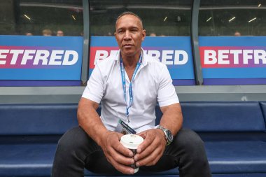 Adrian Lam Leoparların baş antrenörü Sihirli Hafta sonu maçı sırasında Leigh Leopards, Salford Red Devils 'e karşı Elland Road, Leeds, İngiltere, 18 Ağustos 2024' te yedek kulübesinde oturuyor.