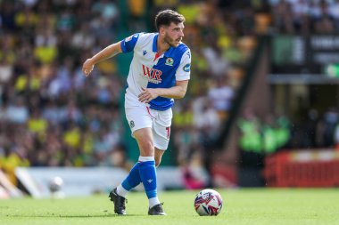 Blackburn Rovers takımından Joe Rankin-Costello, 17 Ağustos 2024 'te Norwich City - Blackburn Rovers maçında topla koşuyor.