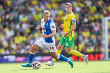 Blackburn Rovers 'dan Andi Weimann Norwich City' den Jack Stacey 'nin baskısı altında. 17 Ağustos 2024' te Norwich City - Blackburn Rovers maçında.