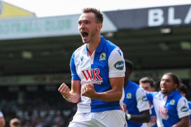 Blackburn Rovers 'dan Ryan Hedges, takımın 17 Ağustos 2024' te Carrow Road, Norwich, İngiltere 'de oynanan Sky Bet Şampiyonası maçında attığı ilk golü kutluyor.