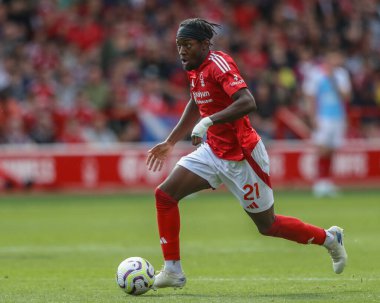 Nottingham Ormanı 'ndan Anthony Elanga 17 Ağustos 2024' te Nottingham Forest 'a karşı Bournemouth City Ground, Nottingham, İngiltere' de oynanan Premier League maçında topu aldı.