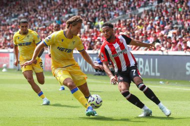 Kristal Saray 'dan Joachim Andersen ve Brentford' dan Kevin Schade Premier Lig karşılaşmasında Brentford 'a karşı Crystal Palace Gtech Community Stadyumu, Londra, İngiltere, 18 Ağustos 2024