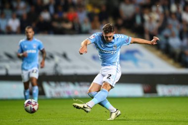 Coventry City 'den Luis Binks, Coventry Building Society Arena, Coventry, İngiltere' de 16 Ağustos 2024 'te oynanan Coventry City-Oxford United maçında uzaktan gol atma şansına sahip.