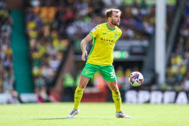 Norwich City 'den Jack Stacey, 17 Ağustos 2024' te Norwich City 'nin Carrow Road' da Blackburn Rovers 'a karşı oynadığı Sky Bet Şampiyonası maçında topla koşuyor.