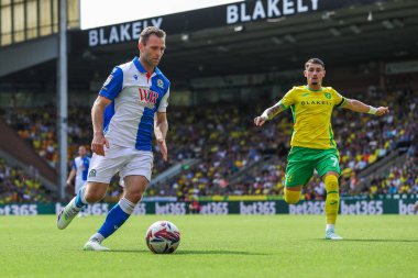 Blackburn Rovers takımından Sondre Tronstad, 17 Ağustos 2024 'te Norwich City, Norwich Road, Norwich Road' da Blackburn Rovers 'a karşı oynanan Sky Bet Şampiyonası maçında topu geçiyor.