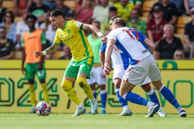 Norwich City 'den Borja Sainz, 17 Ağustos 2024' te Norwich City - Blackburn Rovers maçında topla koşuyor.