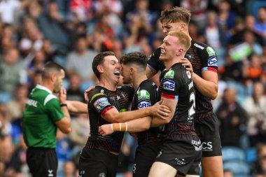 Wigan Warriors 'dan Jack Farrimond, Wigan Warriors' un 17 Ağustos 2024 'te Elland Road, Leeds' de St. Helens 'e karşı oynadığı Magic Weekend maçında denemesini kutluyor.