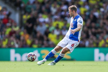 Blackburn Rovers takımından Sondre Tronstad, 17 Ağustos 2024 'te Norwich City, Norwich Road, Norwich Road' da Blackburn Rovers 'a karşı oynanan Sky Bet Şampiyonası maçında topu geçiyor.