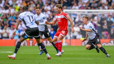Middlesbrough 'dan Aiden MORRIS ve Derby oyuncuları 17 Ağustos 2024' te İngiltere 'deki Pride Park Stadyumu' nda oynanan Derby County - Middlesbrough maçında maçı koruyorlar.