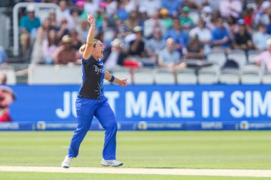 Londra Spirit 'ten Danielle Gibson, 18 Ağustos 2024' te Londra Lords, Londra 'da oynanan Galli Ateşli Kadınlar vs London Spirit Women maçında tepki gösterdi.