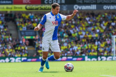 Blackburn Rovers takımından Callum Brittain, 17 Ağustos 2024 'te Norwich City ve Blackburn Rovers maçında topla koşuyor.