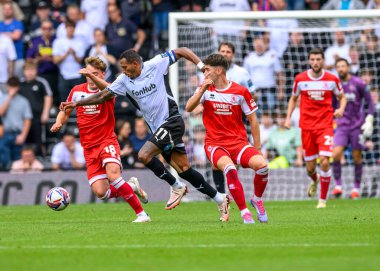 Derby County FC 'den Nathaniel MENDEZ-LAING topu Middlesbrough' dan Samuel Silvera 'ya veriyor. 17 Ağustos 2024' te İngiltere 'nin Derby Park Stadyumu' nda oynanan Gökyüzü İddia Şampiyonası maçında savunma yapıyor.