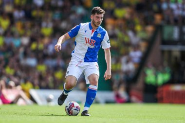 Blackburn Rovers takımından Joe Rankin-Costello, 17 Ağustos 2024 'te Norwich City - Blackburn Rovers maçında topla koşuyor.