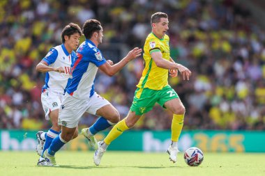 Norwich City 'den Kenny McLean, Blackburn Rovers' dan Lewis Travis 'in baskısı altında. 17 Ağustos 2024' te Norwich City, Norwich Road, Norwich, İngiltere 'de Blackburn Rovers' a karşı oynadığı Sky Bet Şampiyonluk maçında.