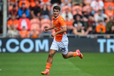 Blackpool 'dan Rob Apter 17 Ağustos 2024' te Bloomfield Road, Blackpool 'da oynanan Blackpool-Stockport maçı sırasında