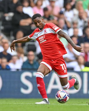 Middlesbrough 'dan Isaiah Jones, 17 Ağustos 2024' te İngiltere 'nin Pride Park Stadyumu' nda oynanan Derby County - Middlesbrough maçında topu geçiyor.