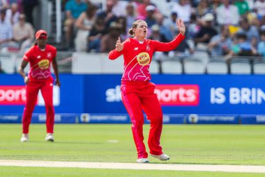 Galler Ateşi 'nden Jess Jonassen, 18 Ağustos 2024' te Galli Ateşli Kadın Lordlar, Londra, İngiltere 'de Londra Ruh Kadınları' na karşı oynanan Yüz Kadın final maçında tepki gösterdi.