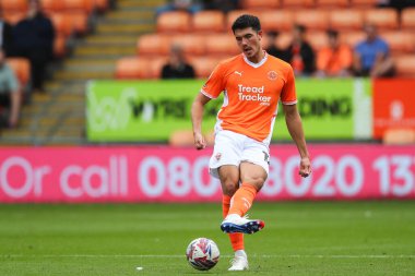 Blackpool 'dan Elkan Baggott, 17 Ağustos 2024' te Bloomfield Road, Blackpool 'da oynanan Blackpool - Stockport County maçında pas verdi.