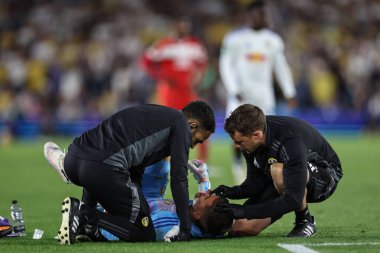 Leeds United takımından Karl Darlow, Leeds Road, Leeds, Birleşik Krallık 'ta oynanan Carabao Kupası karşılaşmasında tedavi görüyor.