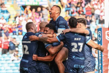 Hull KR takımından Kelepi Tanginoa, Magic Weekend maçında takım arkadaşlarıyla Elland Road, Leeds, İngiltere 'de oynanan Catalans Dragon vs Hull KR maçını kutluyor.